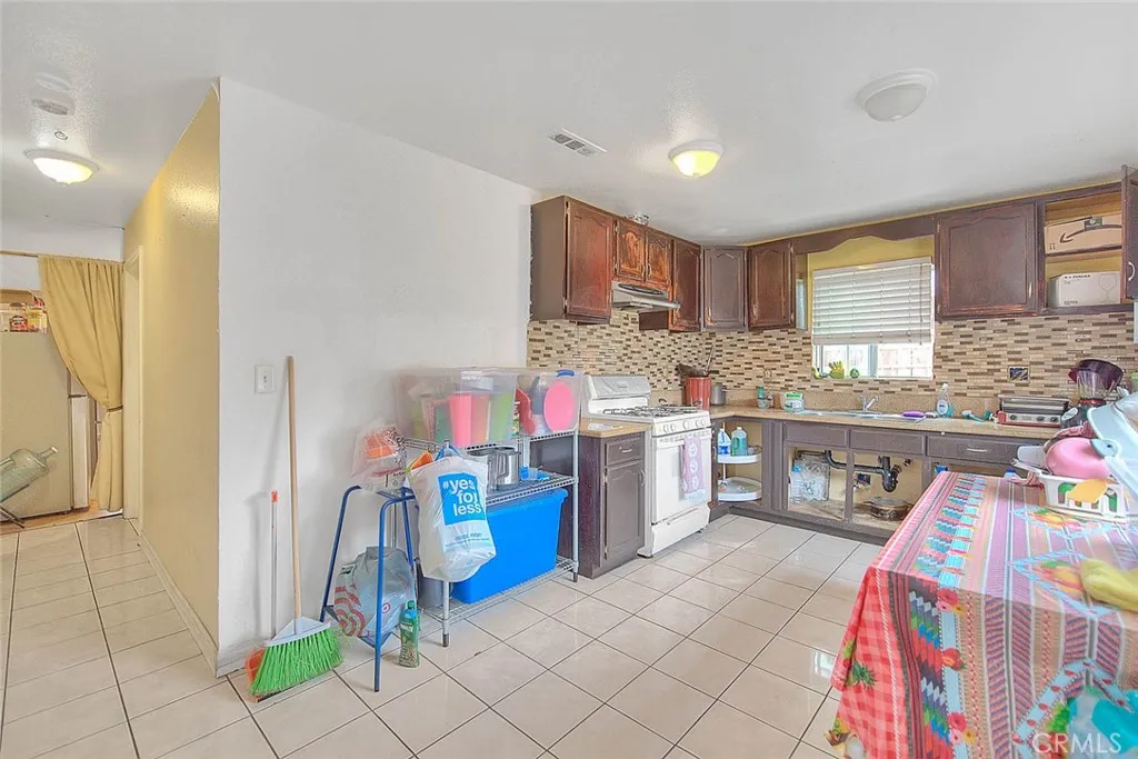 1233 W 60th Street, Los Angeles, California 90044 home-pic-39